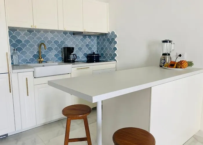 Arnold's Ocean View, Air Conditioner, 아데제